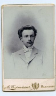 Portret mężczyzny w garniturze zdjęcie wykonano w atelier fotograficznym, ul. Kilińskiego 16, Białystok, 1896-1904 r. Fot. Wolfgang A. Bartmann