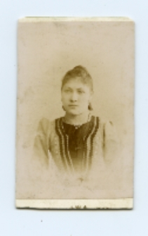 Portret kobiety, zdjęcie wykonano w atelier fotograficznym, ul. Kilińskiego 16, Białystok, 1896-1904 r. Fot. Wolfgang A. Bartmann