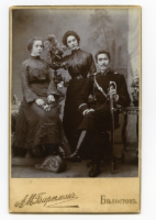 Zdjęcie grupowe wykonane w atelier fotograficznym, ul. Kilińskiego 16, Białystok, 1896-1904 r. Fot. Wolfgang A. Bartmann