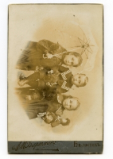 Portret trójki dzieci, zdjęcie wykonano w atelier fotograficznym, ul. Kilińskiego 16, Białystok, 1896-1904 r. Fot. Wolfgang A. Bartmann