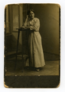 Portret kobiety, zdjęcie wykonano w atelier fotograficznym. ul. Lipowa 17, Białystok, 1912-1919 r. Fot. Zakład fotograficzny "Bernardi"