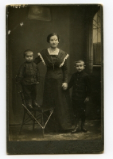 Portret kobiety z dziećmi, zdjęcie wykonano w atelier fotograficznym, ul. Lipowa 17. Białystok, 1912-1919 r. Fot. Zakład fotograficzny "Bernardi"