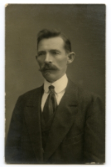 Portret mężczyzny, zdjęcie wykonano w atelier fotograficznym, ul. Lipowa 17, Białystok, 1912-1919 r. Fot. Zakład fotograficzny "Bernardi"