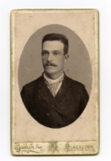 Portret mężczyzny, zdjęcie wykonano w atelier fotograficznym, ul. Sienkiewicza 18, Białystok, 1888-1915 r. Fot. Bracia Budryk