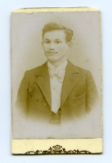 Portret mężczyzny, zdjęcie wykonano w atelier fotograficznym, ul. Sienkiewicza 18, Białystok, 1888-1915 r. Fot. Bracia Budryk
