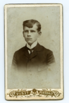 Portret chłopca, zdjęcie wykonano w atelier fotograficznym, ul. Sienkiewicza 18, Białystok, 1888-1915 r. Fot. Bracia Budryk