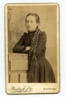 Portret dziewczynki, zdjęcie wykonano w atelier fotograficznym, ul. Sienkiewicza 18, Białystok, 1888-1915 r. Fot. Bracia Budryk