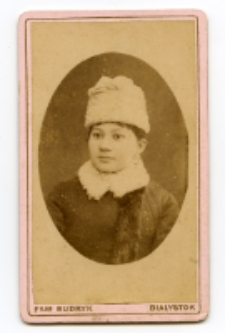 Portret dziecka, zdjęcie wykonano w atelier fotograficznym, ul. Sienkiewicza 18, Białystok, 1888-1915 r. Fot. Bracia Budryk