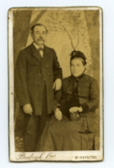 Portret mężczyzny i kobiety, zdjęcie wykonano w atelier fotograficznym, ul. Sienkiewicza 18, Białystok, 1888-1915 r. Fot. Bracia Budryk
