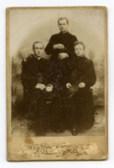 Portret trzech mężczyzn, zdjęcie wykonano w atelier fotograficznym, ul. Sienkiewicza 18, Białystok, 1888-1915 r. Fot. Bracia Budryk