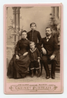 Portret rodzinnyzdjęcie wykonano w atelier fotograficznym, ul. Sienkiewicza 18, Białystok, 1888-1915 r. Fot. Bracia Budryk