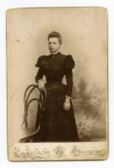 Portret kobiety, zdjęcie wykonano w atelier fotograficznym, ul. Sienkiewicza 18, Białystok, 1888-1915 r. Fot. Bracia Budryk