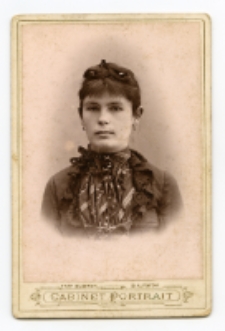 Portret kobiety, zdjęcie wykonano w atelier fotograficznym, ul. Sienkiewicza 18, Białystok, 1888-1915 r. Fot. Bracia Budryk