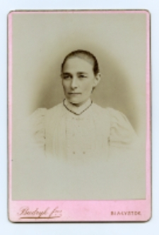 Portret kobiety, zdjęcie wykonano w atelier fotograficznym, ul. Sienkiewicza 18, Białystok, 1888-1915 r. Fot. Bracia Budryk