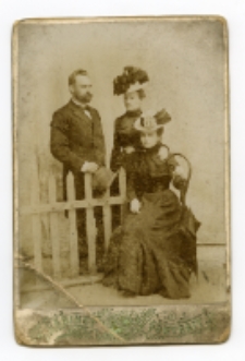 Portret dwóch kobiet i mężczyzny, zdjęcie wykonano w atelier fotograficznym, ul. Sienkiewicza 18, Białystok, 1888-1915 r. Fot. Bracia Budryk