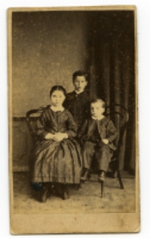 Portret trójki dzieci, zdjęcie wykonano w atelier fotograficznym, ul. Sienkiewicza 14, Białystok, 1863-1880 r. Fot. Jan Wilhelm Diehl