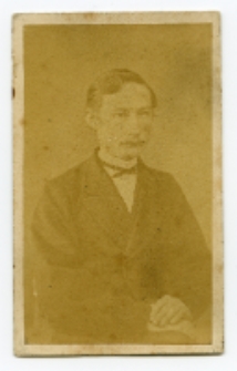 Portret mężczyzny, zdjęcie wykonano w atelier fotograficznym, Białystok. Fot. Zakład Fotograficzny Carla Ludviga Cossmanna