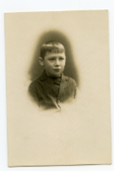 Portret chłopca, zdjęcie wykonano w atelier fotograficznym, ul. Kilińskiego 10, Białystok, 22 październik 1948 r. Fot. Aleksander Guliński
