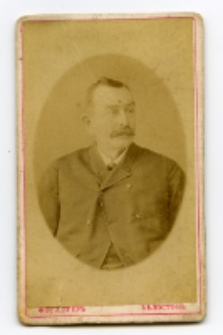 Portret mężczyzny, zdjęcie wykonano w atelier fotograficznym, Białystok, 1874-1894 r. Fot. August Jaeger