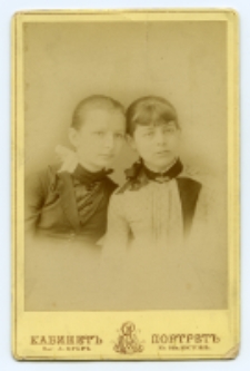 Portret dwóch dziewczynek, zdjęcie wykonano w atelier fotograficznym, Białystok, 1888 r. Fot. August Jaeger