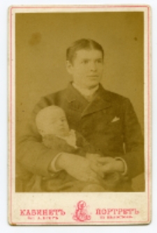 Portret mężczyzny z dzieckiem, zdjęcie wykonano w atelier fotograficznym, Białystok, 1874-1894 r. Fot. August Jaeger