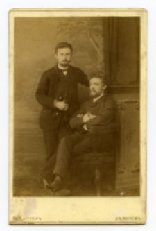 Portret dwóch mężczyzn, zdjęcie wykonano w atelier fotograficznym, Białystok, 1874-1894 r. Fot. August Jaeger