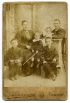 Portret rodzinny, zdjęcie wykonano w atelier fotograficznym, Białystok, 1893-1906 r. Fot. Mowsza Kapłański