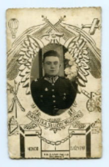 Portret mężczyzny, zdjęcie wykonano w atelier fotograficznym na pamiątkę służby wojskowej, ul. Sienkiewicza 8, Białystok. Fot. S. Lach