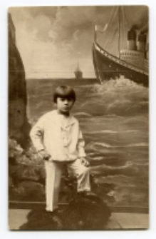 Portret chłopca, zdjęcie wykonano w atelier fotograficznym, ul. Sienkiewicza 28, Białystok, 1914-1939 r. Fot. Berel (Borys) Łoźnicki