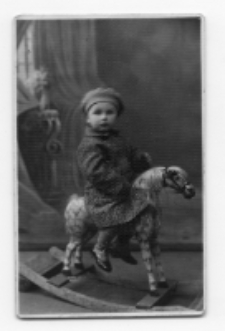 Portret dziecka, zdjęcie wykonano w atelier fotograficznym, ul. Sienkiewicza 28, Białystok, 1914-1939 r. Fot. Berel (Borys) Łoźnicki