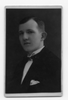 Portret mężczyzny, zdjęcie wykonano w atelier fotograficznym, ul. Sienkiewicza 28, Białystok, 1914-1939 r. Fot. Berel (Borys) Łoźnicki