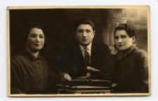 Portret rodzinny, zdjęcie wykonano w atelier fotograficznym, ul. Sienkiewicza 28, Białystok, 1914-1939 r. Fot. Berel (Borys) Łoźnicki