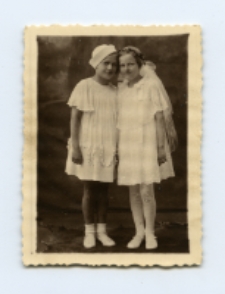 Portret dwóch dziewczynek, zdjęcie wykonano w atelier fotograficznym, ul. Sienkiewicza 28, Białystok, 31 maj 1937 r. Fot. Berel (Borys) Łoźnicki