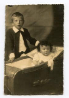 Portret dwójki dzieci, zdjęcie wykonano w atelier fotograficznym, ul. Lipowa 31, Białystok. Fot. Zakład fotograficzny "Modern Elja Kożycer"