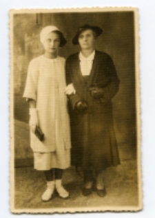 Portret dwóch kobiet, zdjęcie wykonano w atelier fotograficznym, ul. Lipowa 31, Białystok. Fot. Zakład fotograficzny "Modern Elja Kożycer"