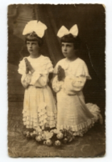 Portret modlących się dziewczynek, zdjęcie wykonano w atelier fotograficznym, ul. Lipowa 31, Białystok. Fot. Zakład fotograficzny "Modern Elja Kożycer"
