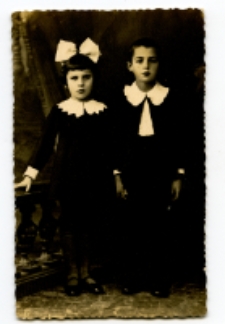 Portret chłopca i dziewczynki, zdjęcie wykonano w atelier fotograficznym, ul. Lipowa 31, Białystok. Fot. Zakład fotograficzny "Modern Elja Kożycer"