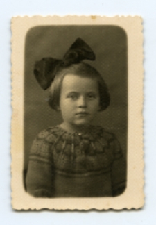 Portret dziewczynki, zdjęcie wykonano w atelier fotograficznym, ul. Lipowa 31, Białystok. Fot. Zakład fotograficzny "Modern Elja Kożycer"