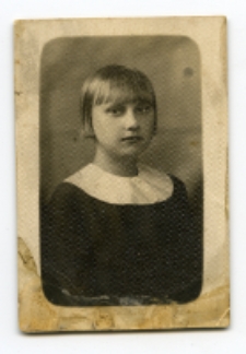 Portret dziewczynki, zdjęcie wykonano w atelier fotograficznym, ul. Lipowa 31, Białystok. Fot. Zakład fotograficzny "Modern Elja Kożycer"