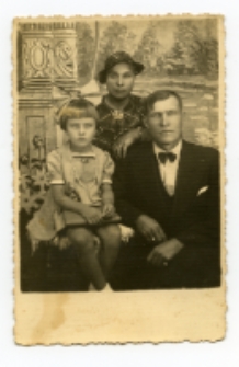 Portret rodzinny, zdjęcie wykonano w atelier fotograficznym, Rynek Kościuszki 26, Białystok, 1941-1944 r. Fot. Zakład fotograficzny "Foto-Film"