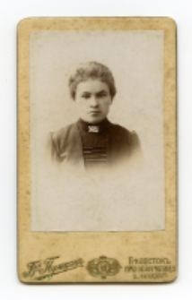 Portret kobiety, zdjęcie wykonano w atelier fotograficznym, ul. Lipowa, Białystok, 1896-1912 r. Fot. Zakład fotograficzny "Bracia Pumpian"