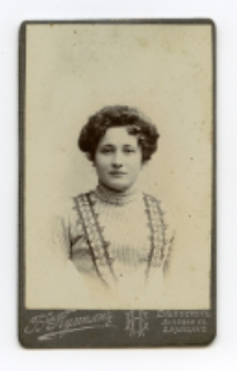 Portret kobiety, zdjęcie wykonano w atelier fotograficznym, ul. Lipowa, Białystok, 1896-1912 r. Fot. Zakład fotograficzny "Bracia Pumpian"