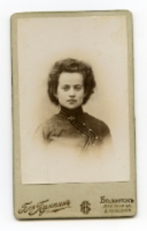 Portret kobiety, zdjęcie wykonano w atelier fotograficznym, ul. Lipowa, Białystok, 1896-1912 r. Fot. Zakład fotograficzny "Bracia Pumpian"