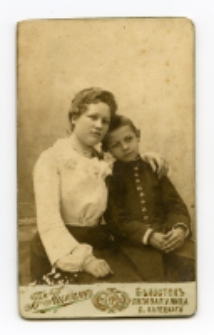 Portret rodzinny, zdjęcie wykonano w atelier fotograficznym, ul. Lipowa, Białystok, 1896-1912 r. Fot. Zakład fotograficzny "Bracia Pumpian"