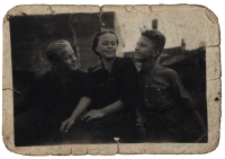 Zinaida Siemieńczuk z kolegami, ul. Krakowska, Białystok, przełom lat 40-50. XX w.