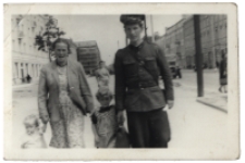 Zinaida Siemieńczuk z rodziną, ul. Lipowa, Białystok, lata 70. XX w.