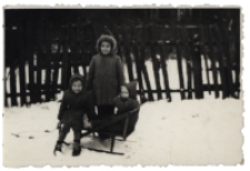 Dzieci na sankach, ul. Piasta 7, Białystok, lata 50. XX w.