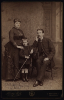 Julianna i Józef Rymińscy z synem Feliksem, zdjęcie wykonane w atelier fotograficznym,ul. Miodowa 6, Warszawa, lata 90. XIX w.