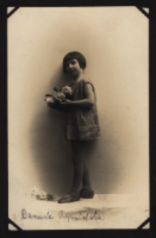 Danuta Rymińska, zdjęcie portretowe wykonane w atelier fotograficznym, 1937 r.