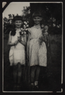 Danuta Rymińska i Helena Bagan w ogrodzie, ul. Św. Rocha 29, Białystok, 1935 r.